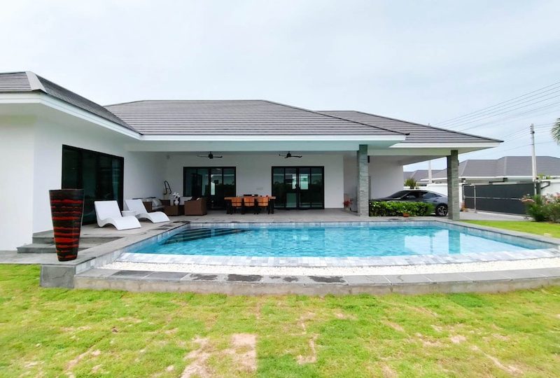 3 Bed Pool Villa For Sale Near Black Mountain Golf41)